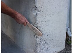 Haftmörtel HM 50, Lose Stücke von der Betonwand mit der Bürste entfernen