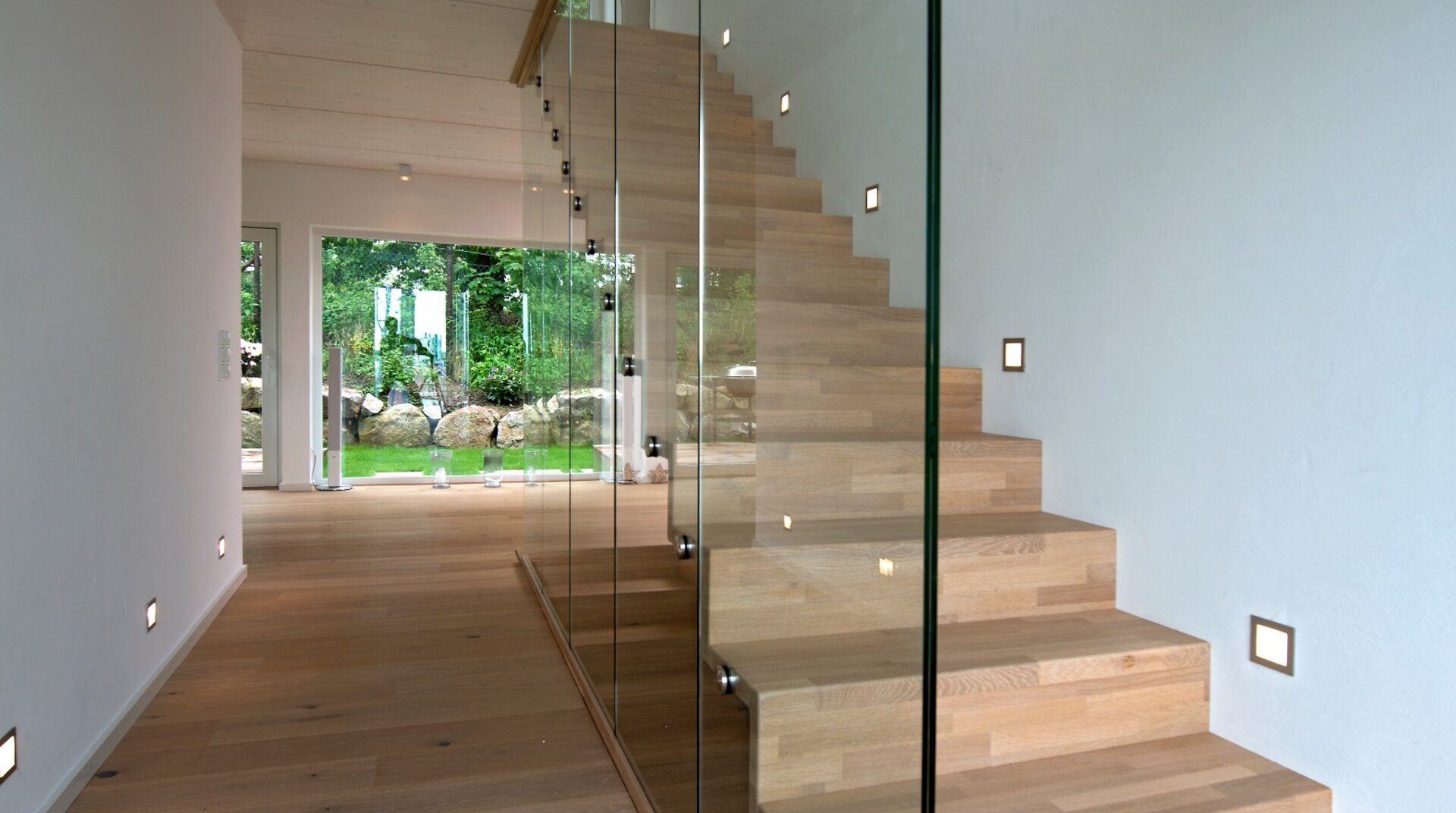 EFH Nothelfer Bühl, Treppenhaus aus Holz mit gläserner Wand