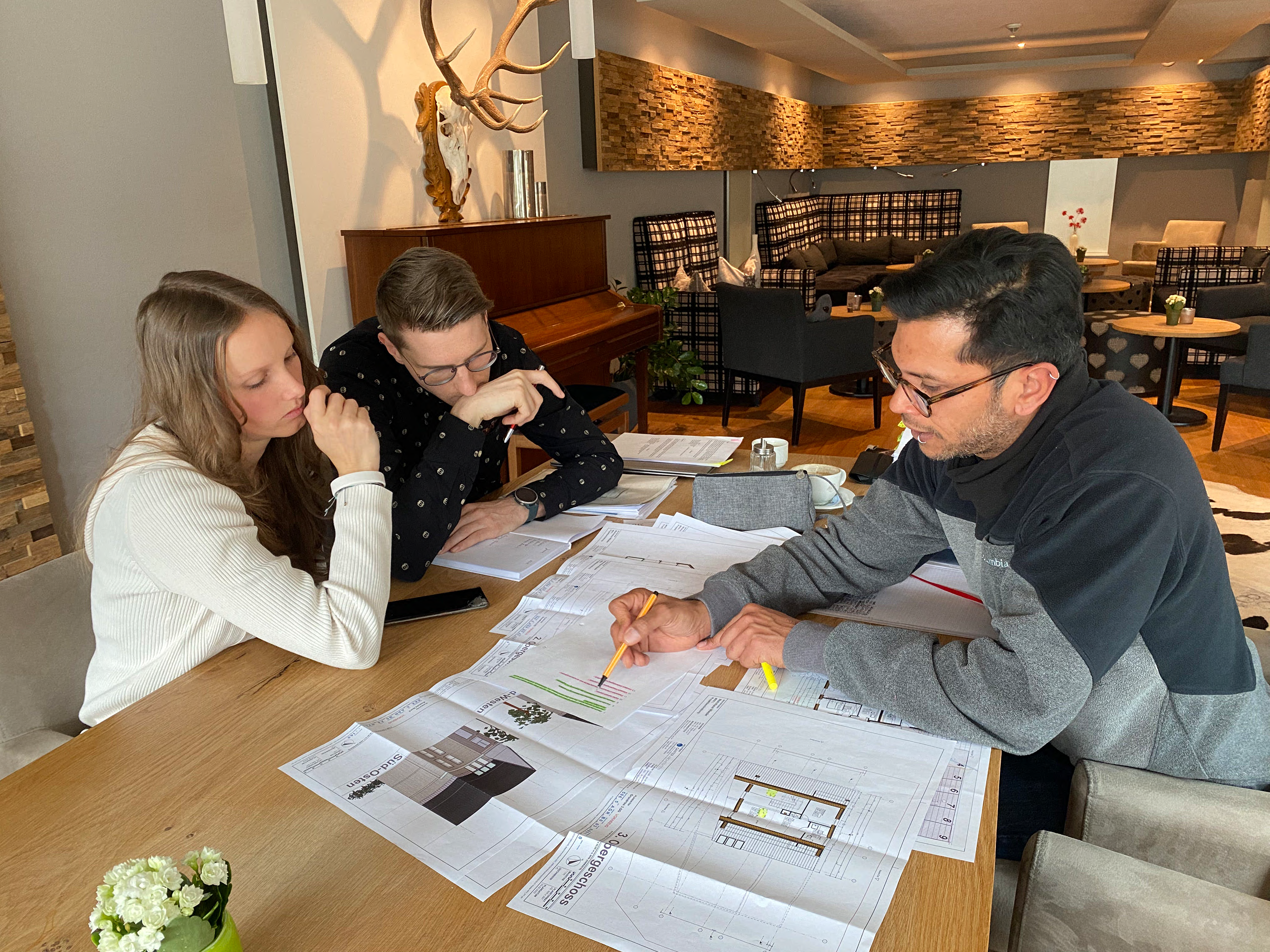Planung der Fassade mit den Bauherren Anna und Fabian Wiesler und Ganter Architekt Jessie Castro Velez