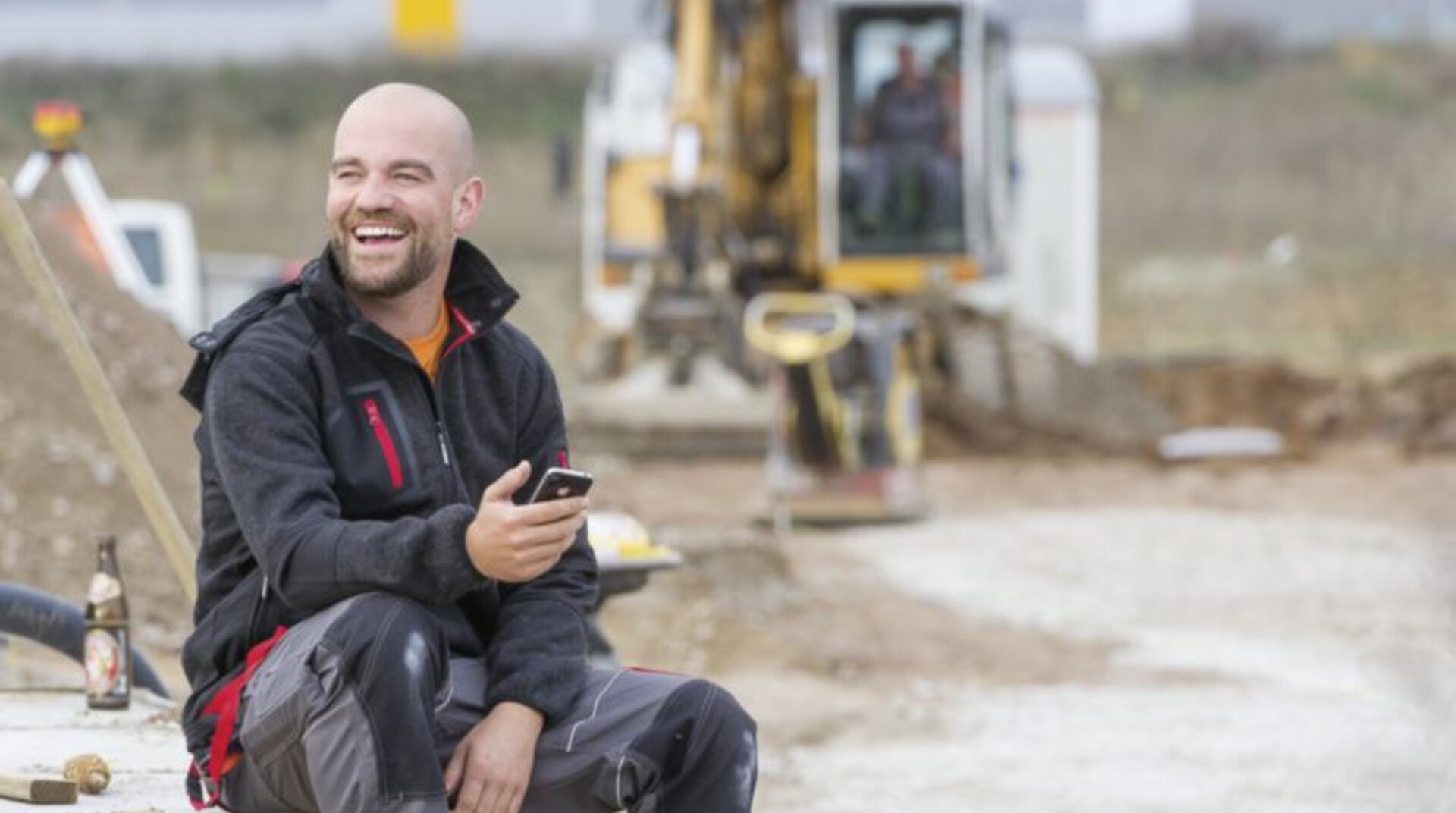 Würth App, Mann mit Handy in der Hand auf einer Baustelle
