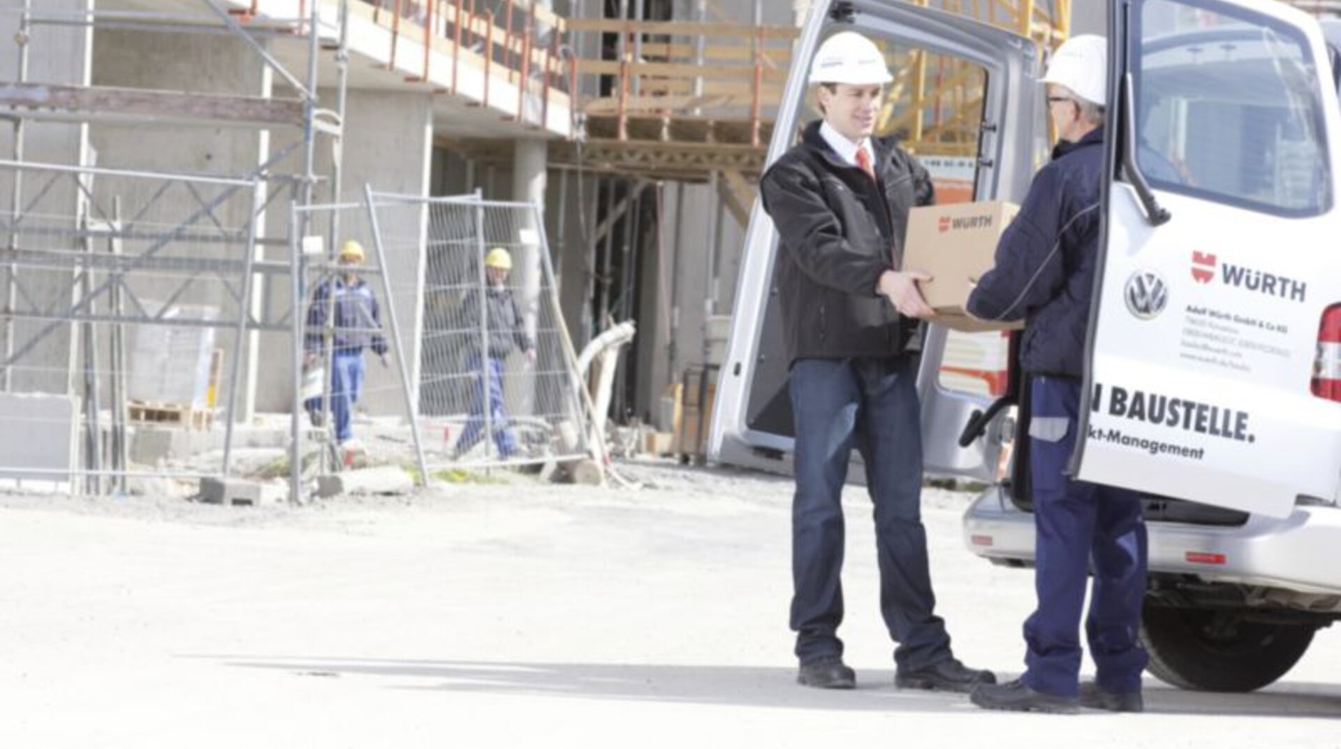 Baustellen Service, Übergabe eines Würth-Pakets vor einer Baustelle