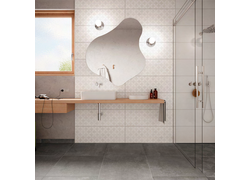 Badezimmer mit broze grauen Bodenfliesen