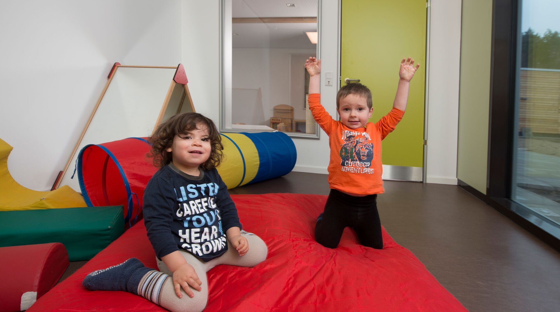 Kindergarten Geesthacht, Spielzimmer, zwei spielende Kinder auf roter Matte