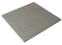 Zementgebundene Spanplatte Cetris, eine graue Platte liegend, schräge Draufsicht