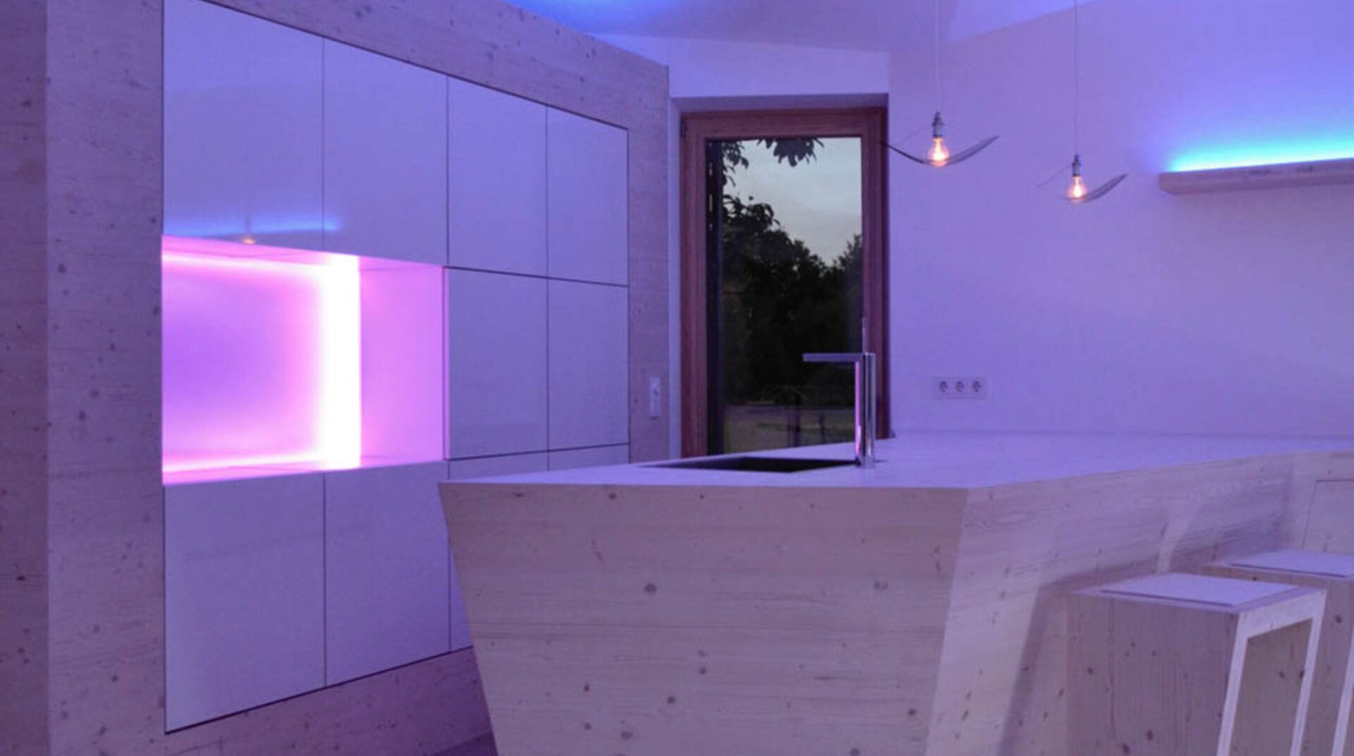 Passivhaus eco, Küche mit lila Licht