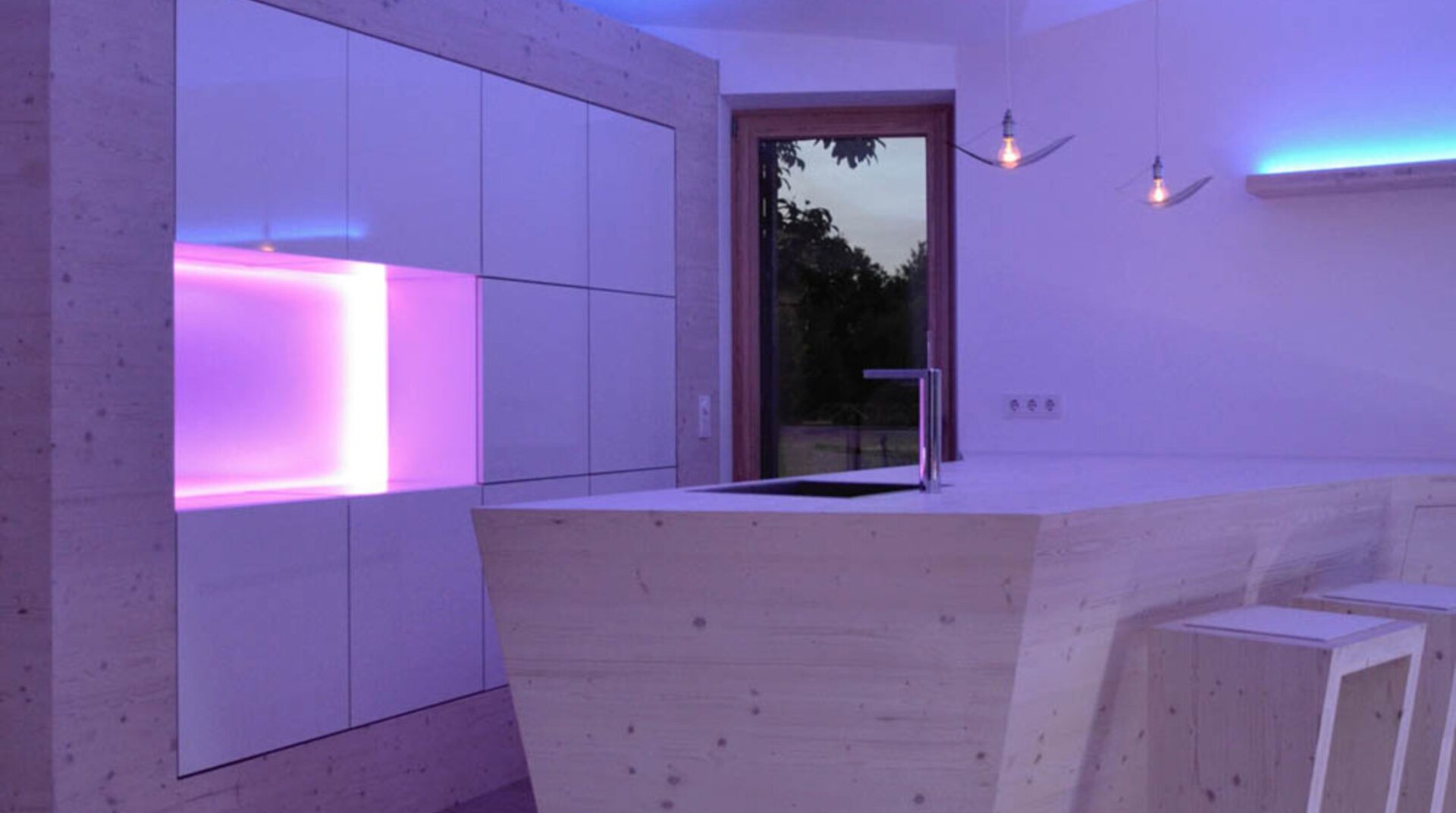 Passivhaus Eco, Küche mit lilafarbenen Licht
