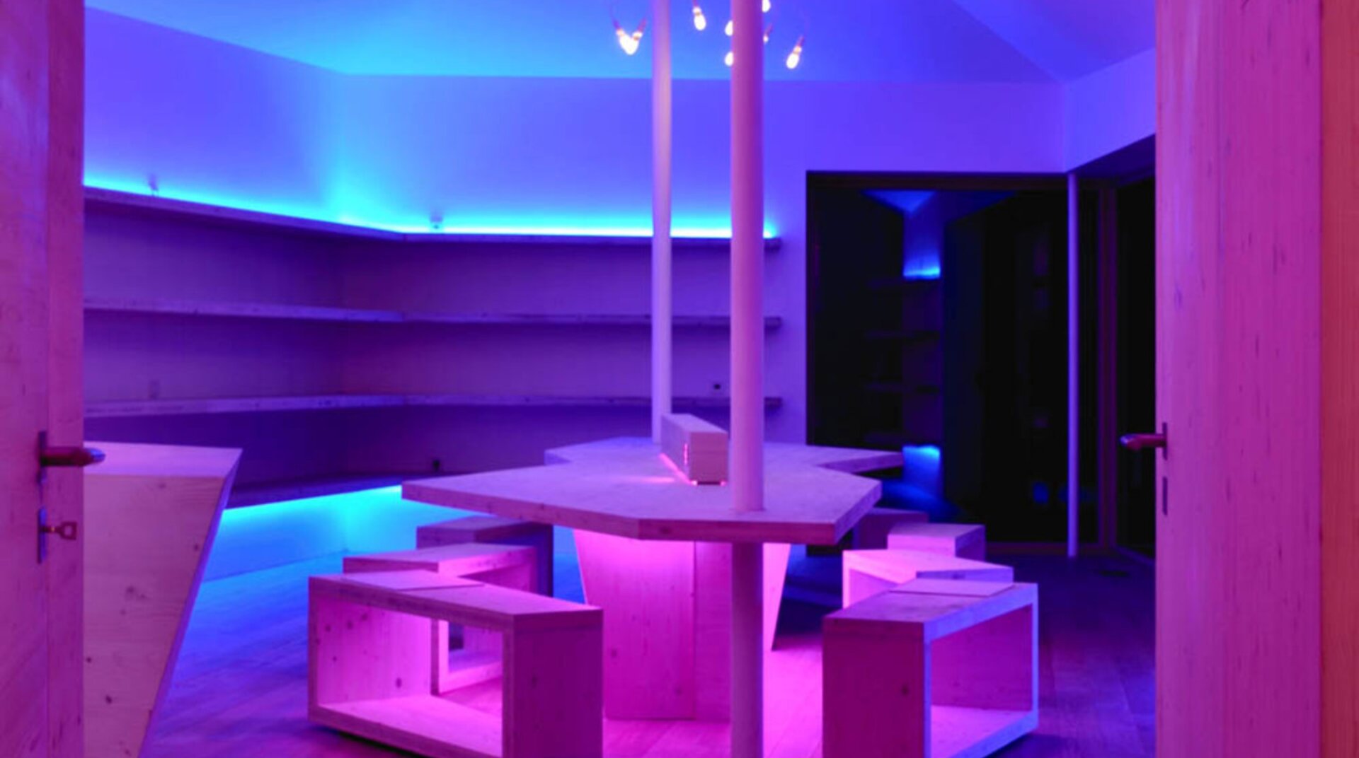 Passivhaus eco, Wohnraum in lilafarbenen Licht