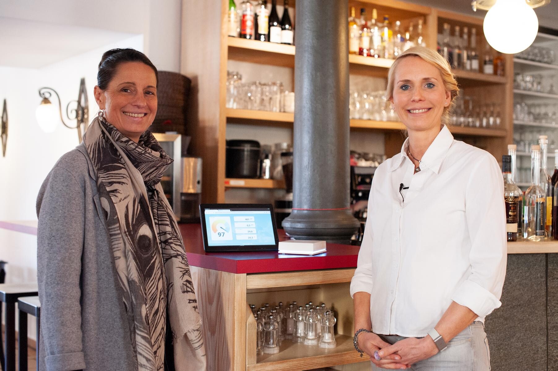 Bettina Bachmann (links) betreibt das Kartoffelhaus in Freiburg seit 28 Jahren. Bettina im Gespräch mit Nicole Renneberg (rechts).