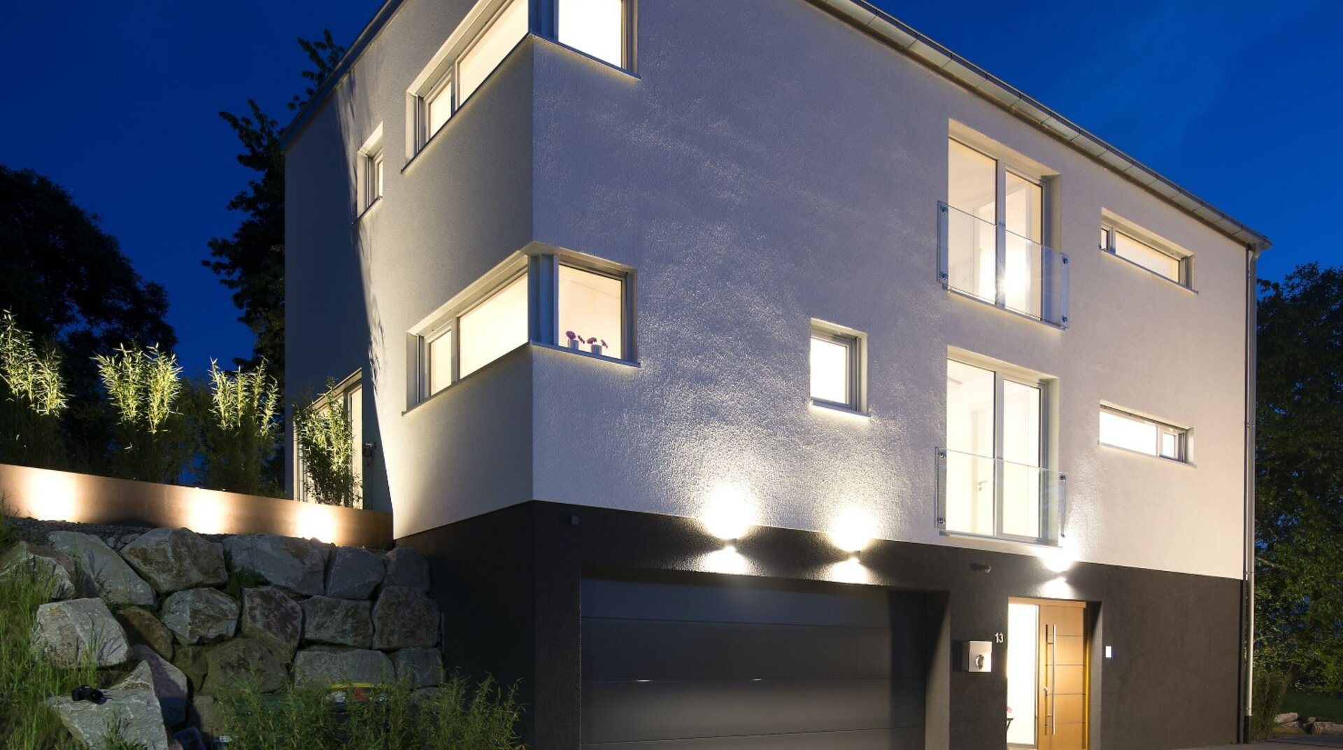 EFH Nothelfer Bühl, weißes Einfamilienhaus von außen bei Nacht, beleuchtet