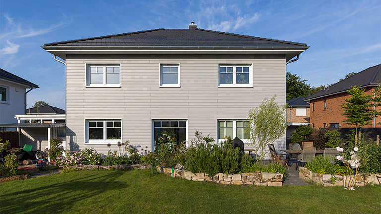 Außenansicht eines Hauses mit grauen Fassadenpanellen, Referenz Cedral
