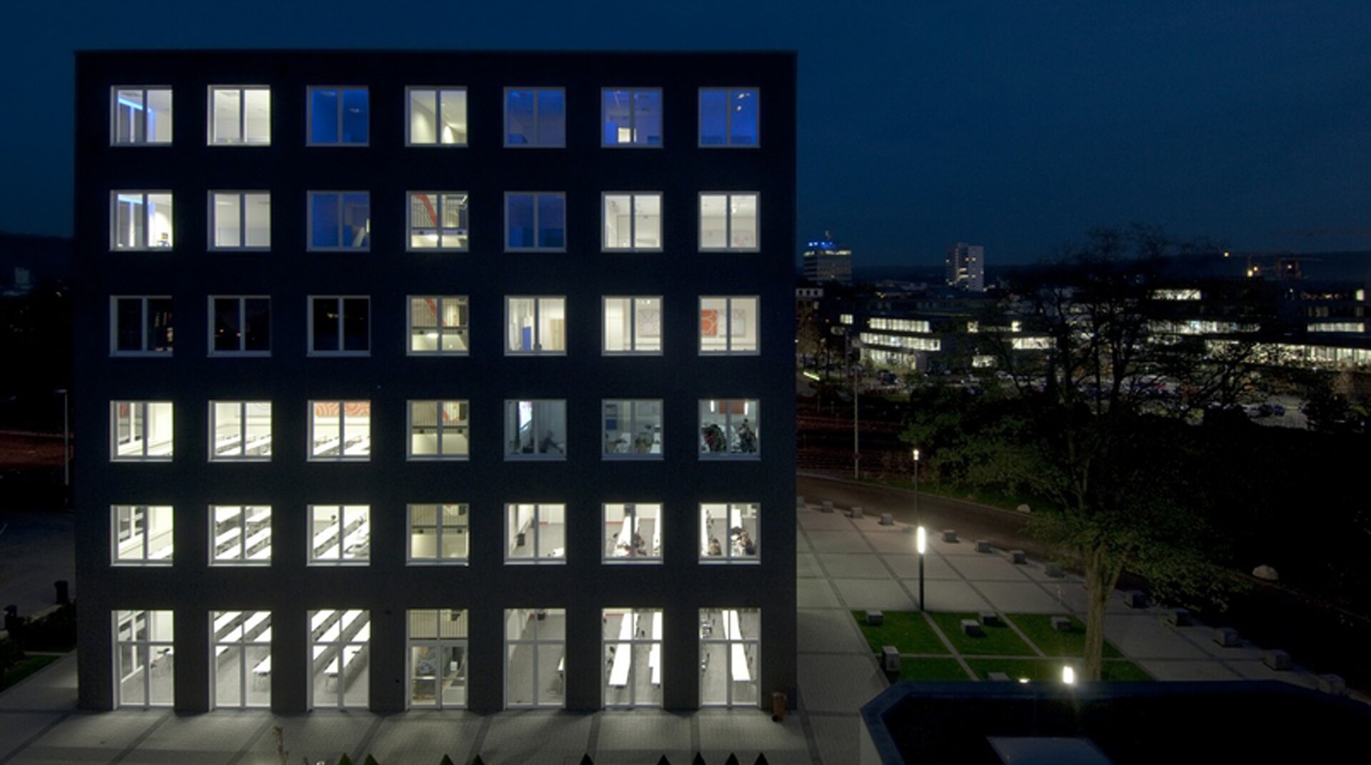 Hochschule Heilbronn, von außen, bei Dunkelheit