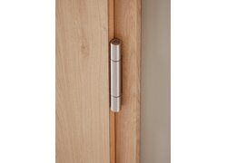 Typ48, Detailansicht eines Türscharniers einer hölzernen Tür