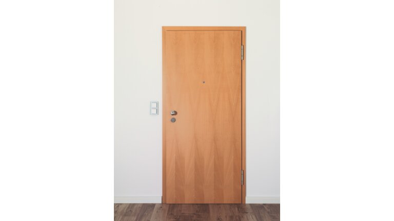Typ48, hölzerne Tür im Wohnraum, geschlossen