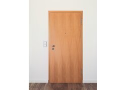 Typ48, hölzerne Tür im Wohnraum, geschlossen