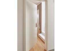 Typ70, weiße offene Tür im Wohnraum