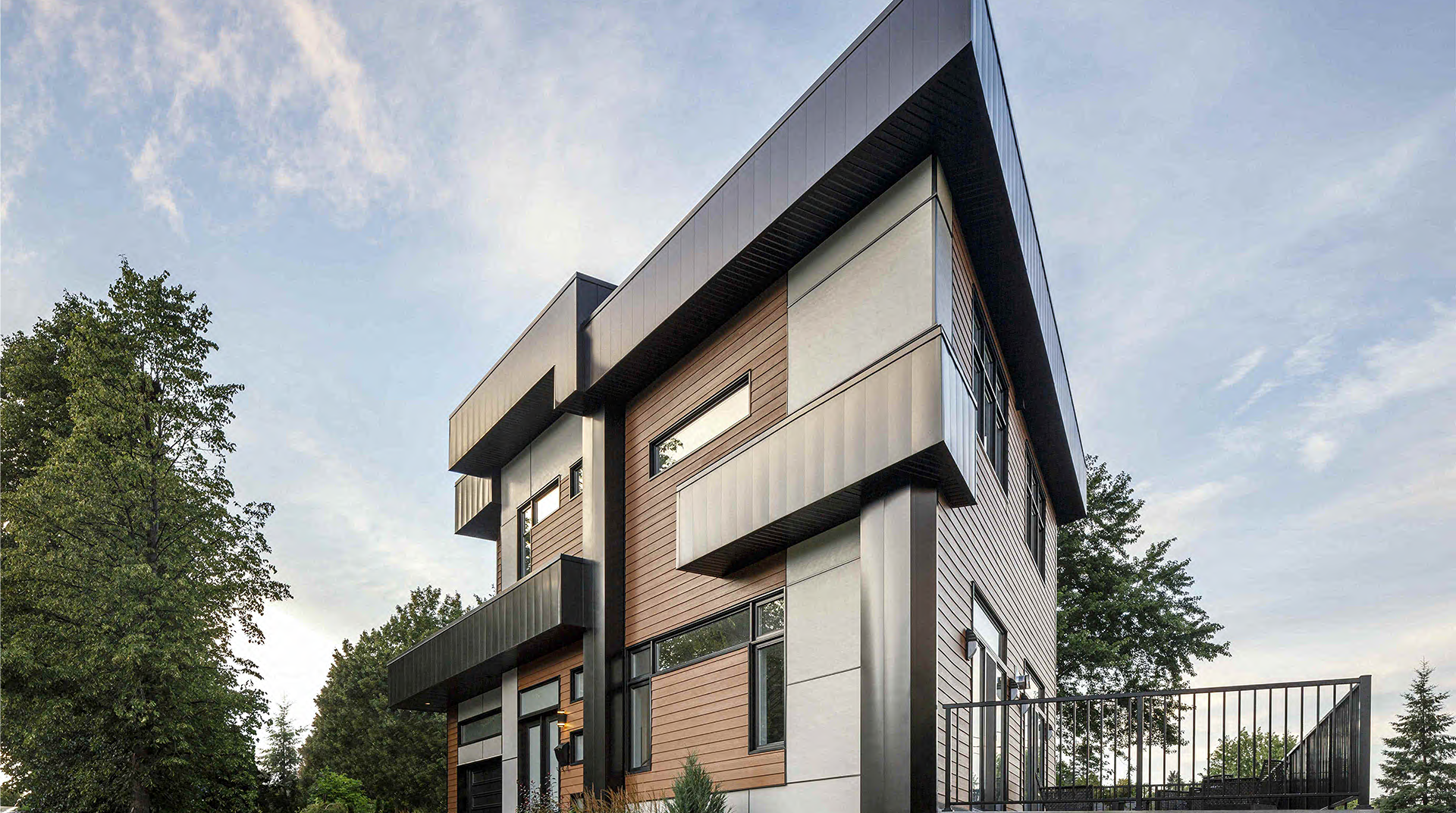 Futuristisches Familienhaus mit diversen Fassadenelementen in verschiedenen Farben und Materialien.