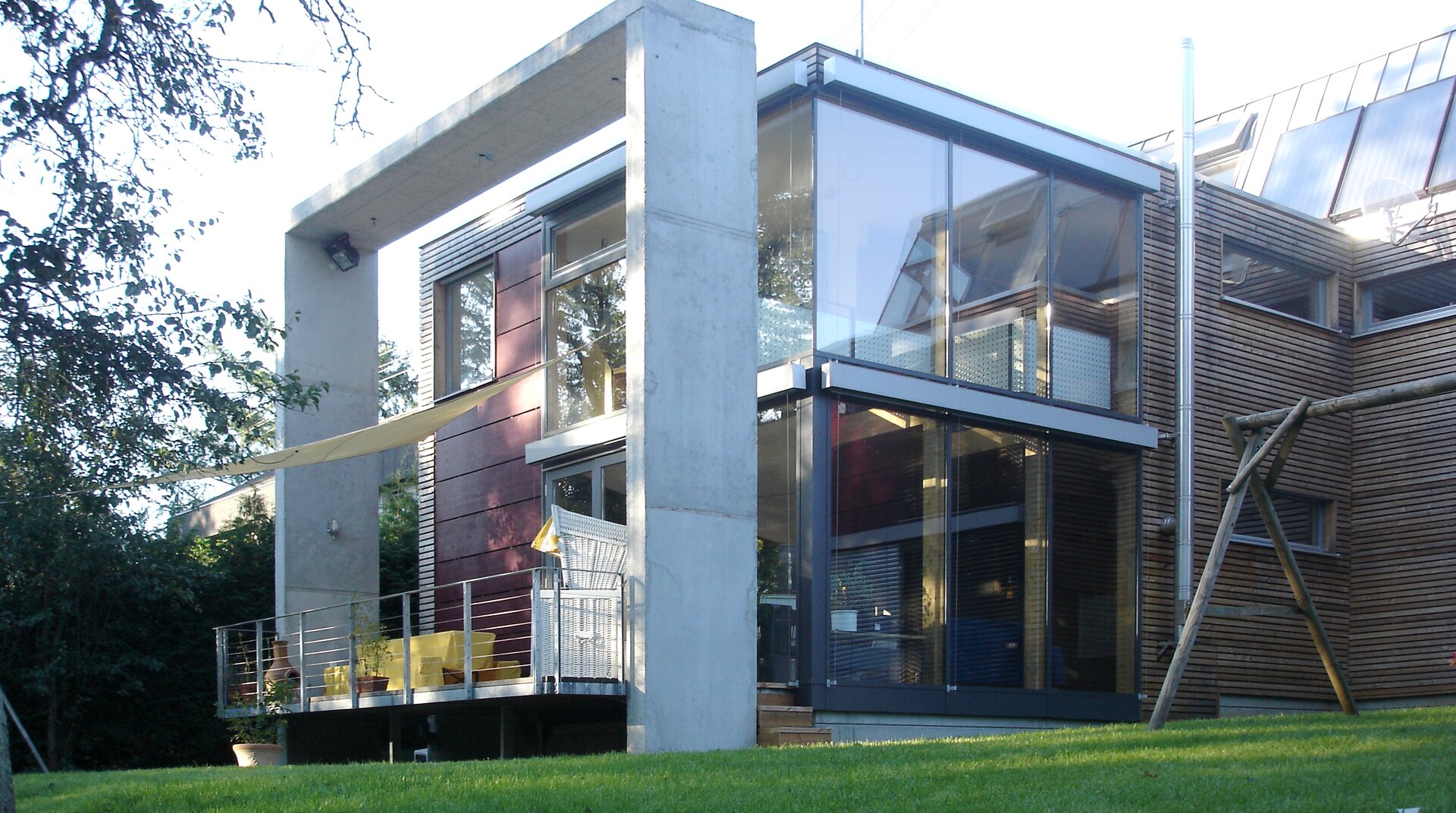 Modernes Haus auf grüner Wiese