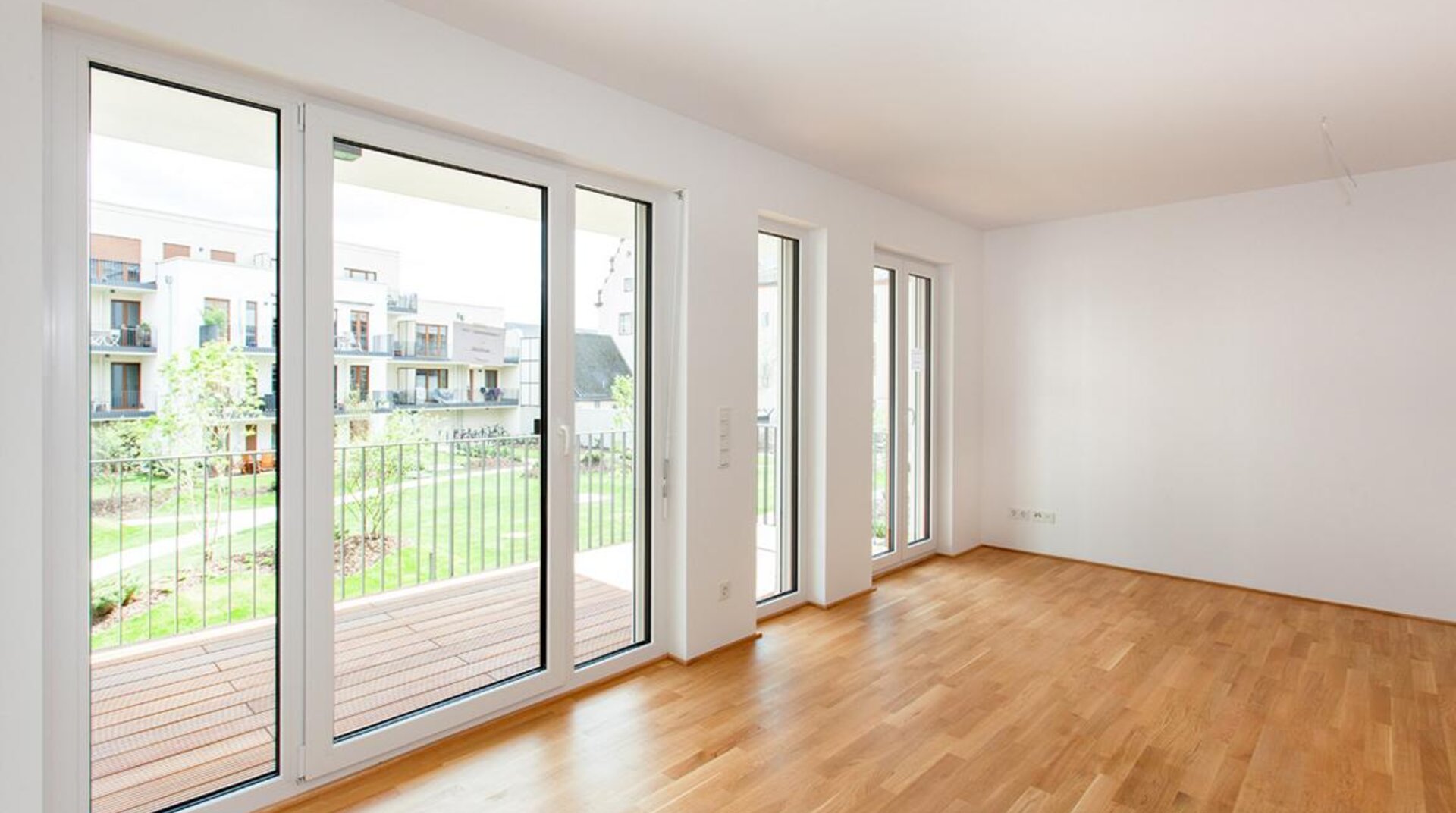 Hoechst_Eigentumswohnungen_Frankfurt, leerer Raum, Parkett, weiße Wände