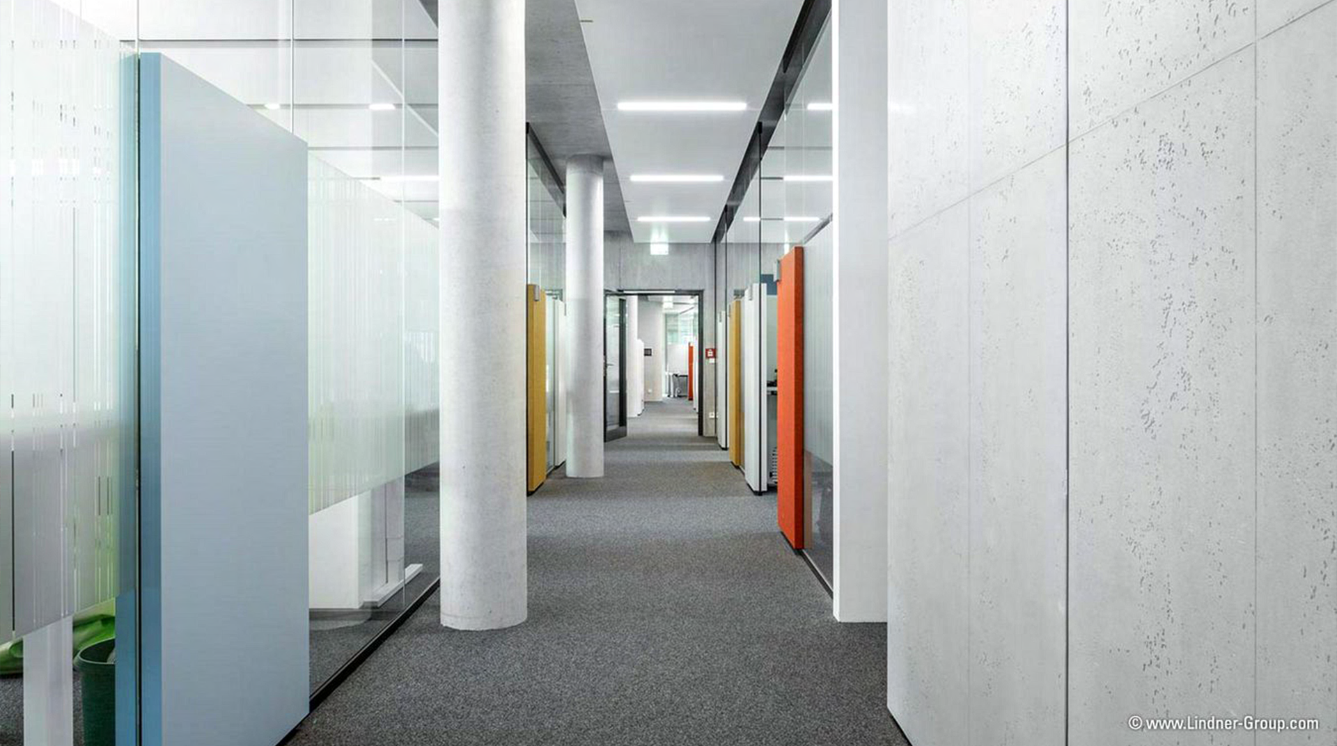 Lindner Group Headquarter, Flur mit Säulen