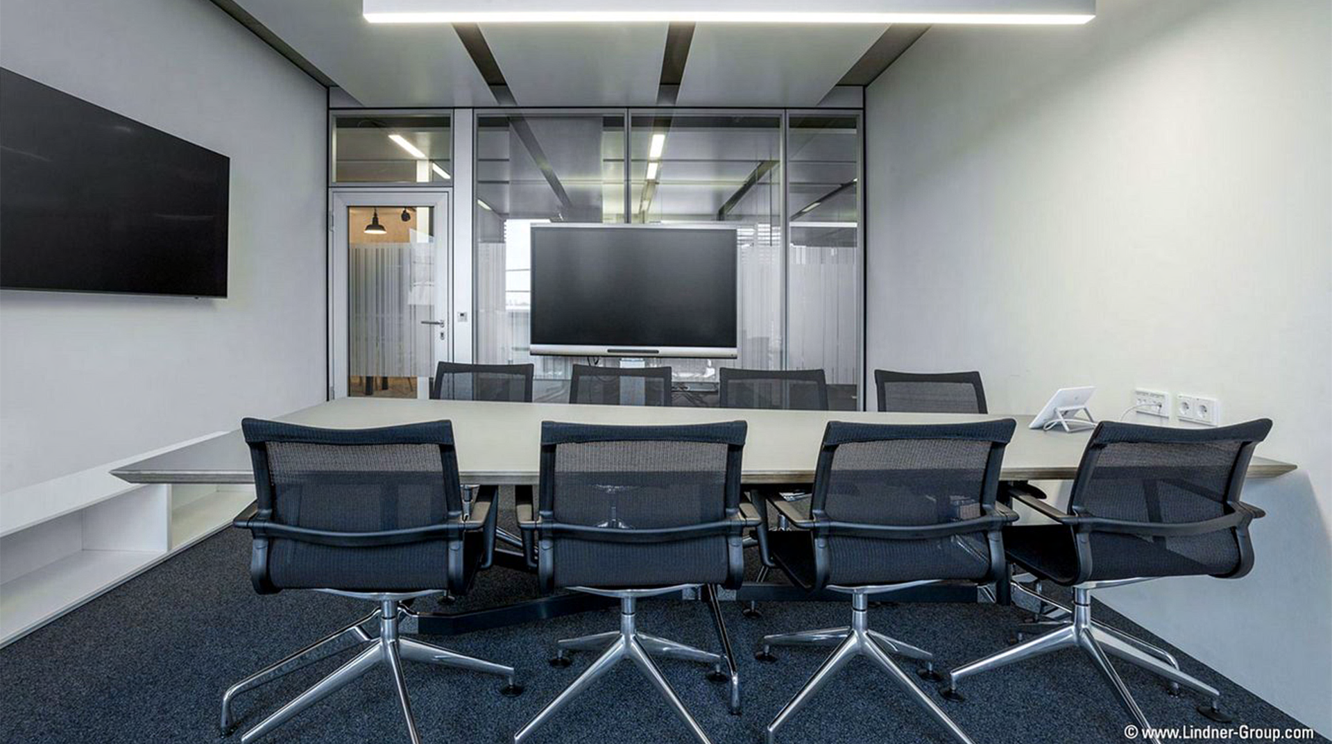 Lindner Group Headquarter, Büroraum mit Tischen und Stühlen