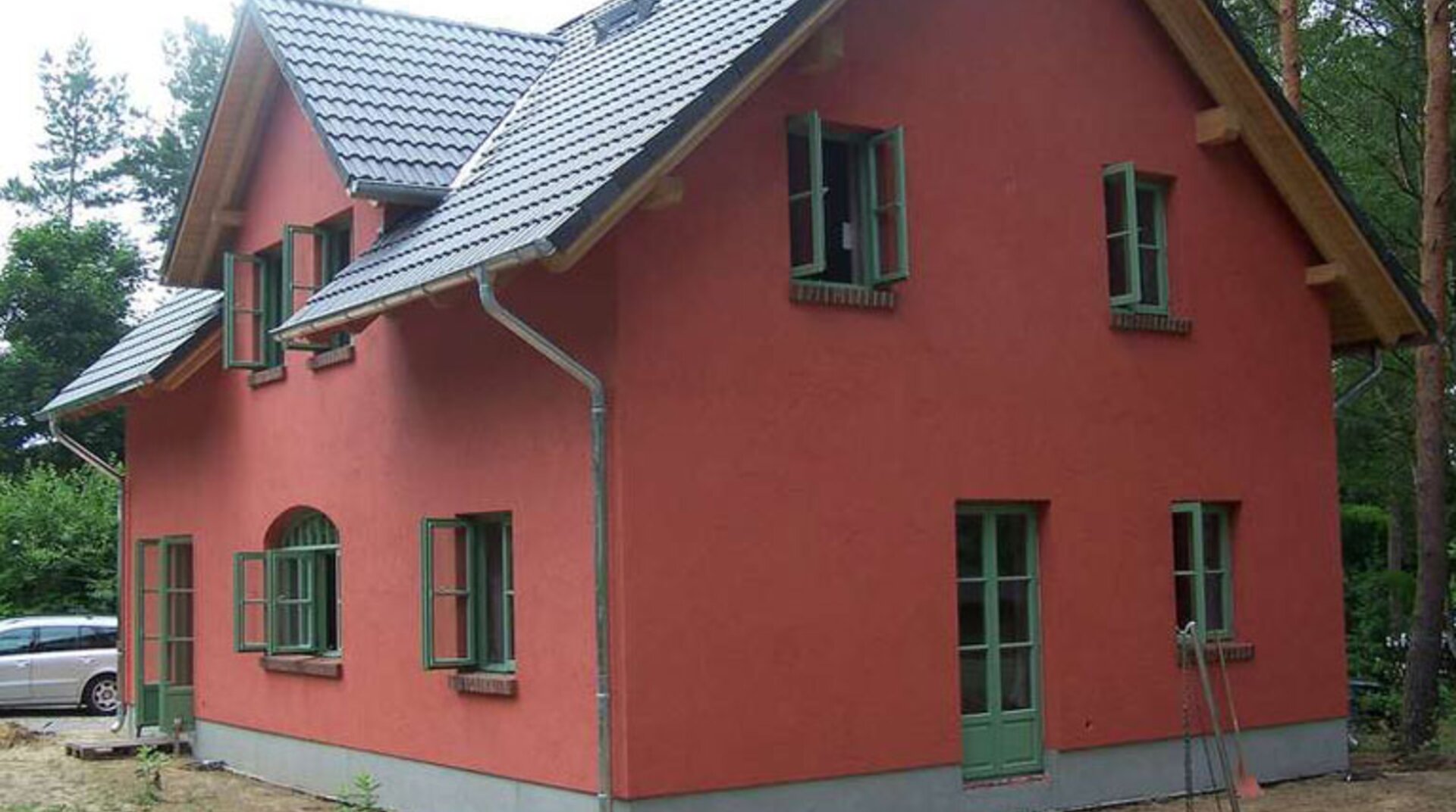 Einfamilienhaus in Bestensee, von außen, rote Fassade