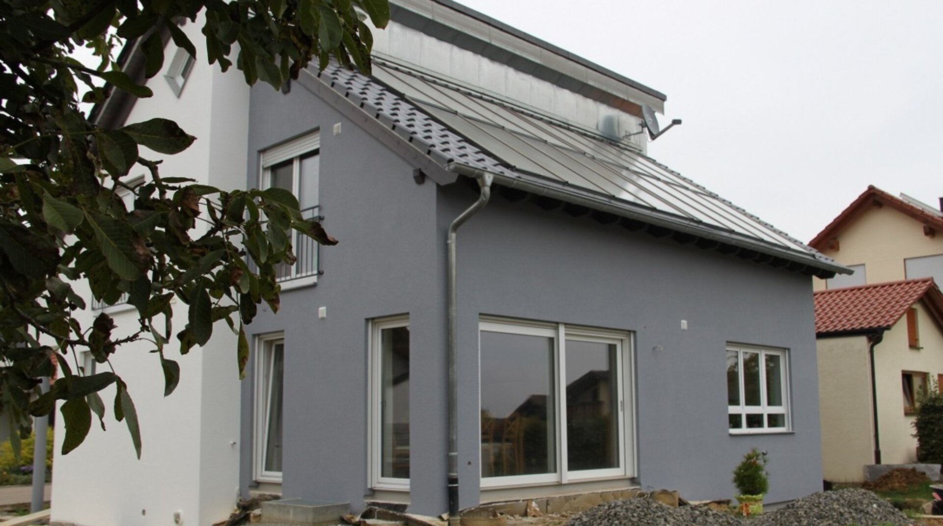 KHB-Creativ EFH Gundelsheim, graues Haus von außen
