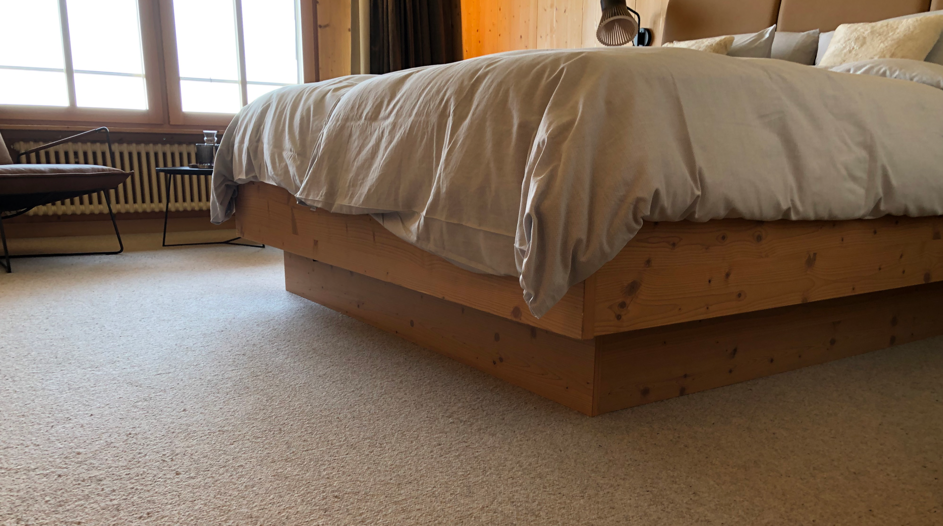 Gemütliches Holzbett im Schlafzimmer