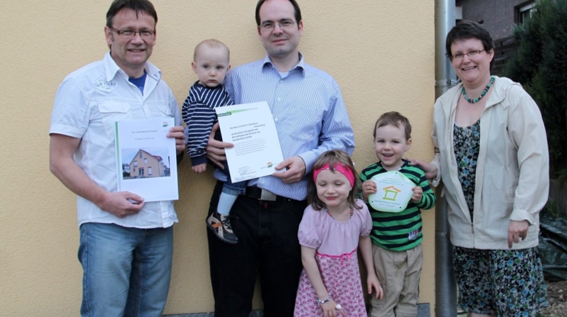 Gaia Nuova EFH Herrenberg, sechs Personen, Übergabe Zertifikat, Familie mit drei Kindern