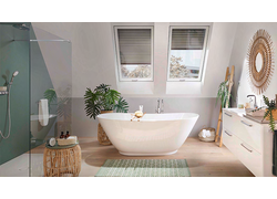 Helles Badezimmer mit zwei Designo Heat R8 Klapp-Schwingfenster