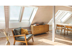 Lichtgefluteter Wohnraum durch sechs Designo Heat i8 Comfort-Dachfenster