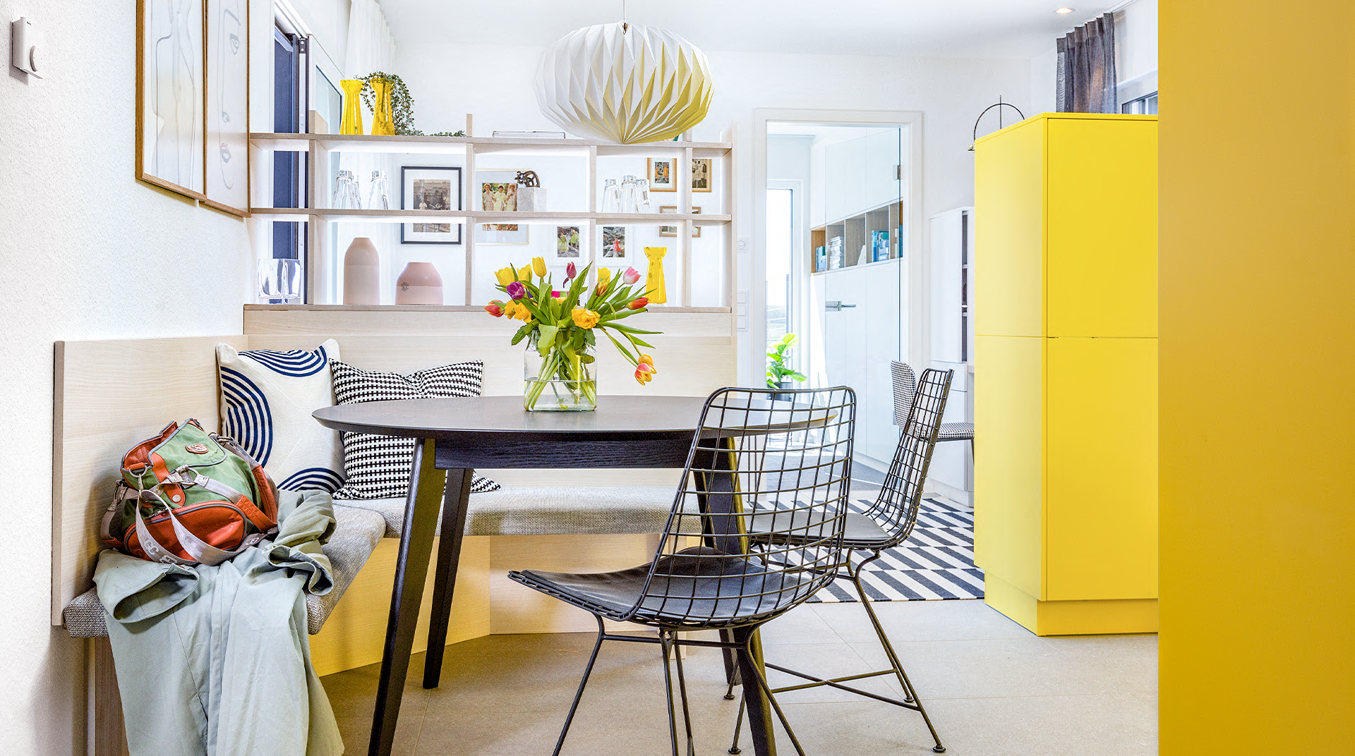 Musterhaus Aenna Esszimmer, Tisch mit Stuhlen, gelbe Schränke