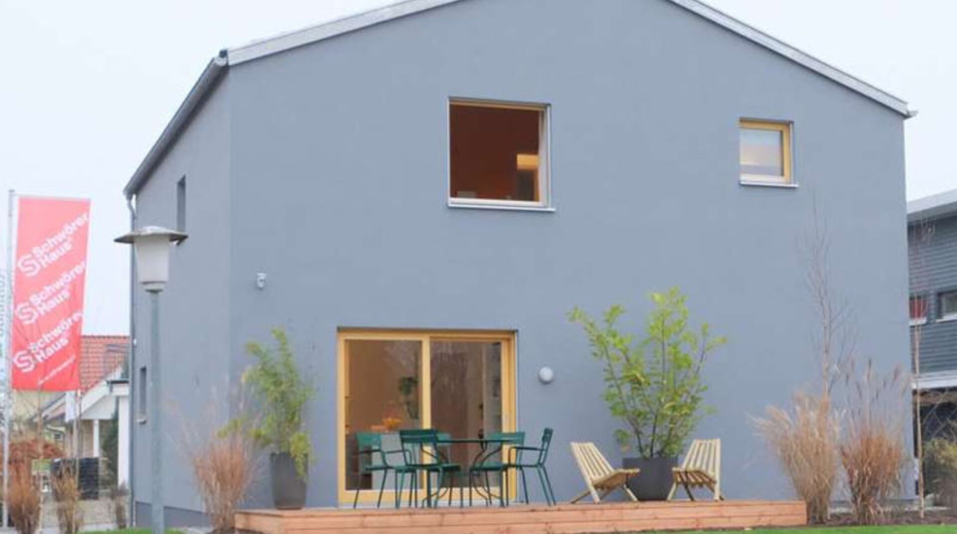  Musterhaus Mono Schwörer Haus, blaues Haus, Sicht auf Außenfassade und Terrasse