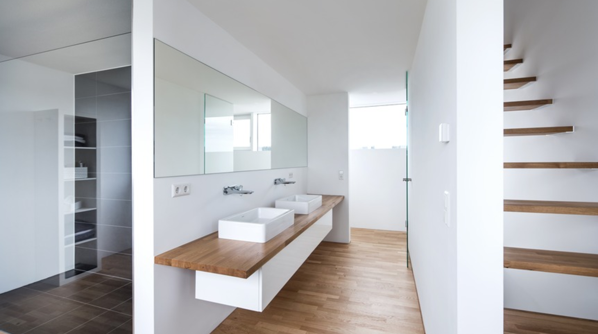 Modernes weißes Badezimmer mit Treppenaufgang