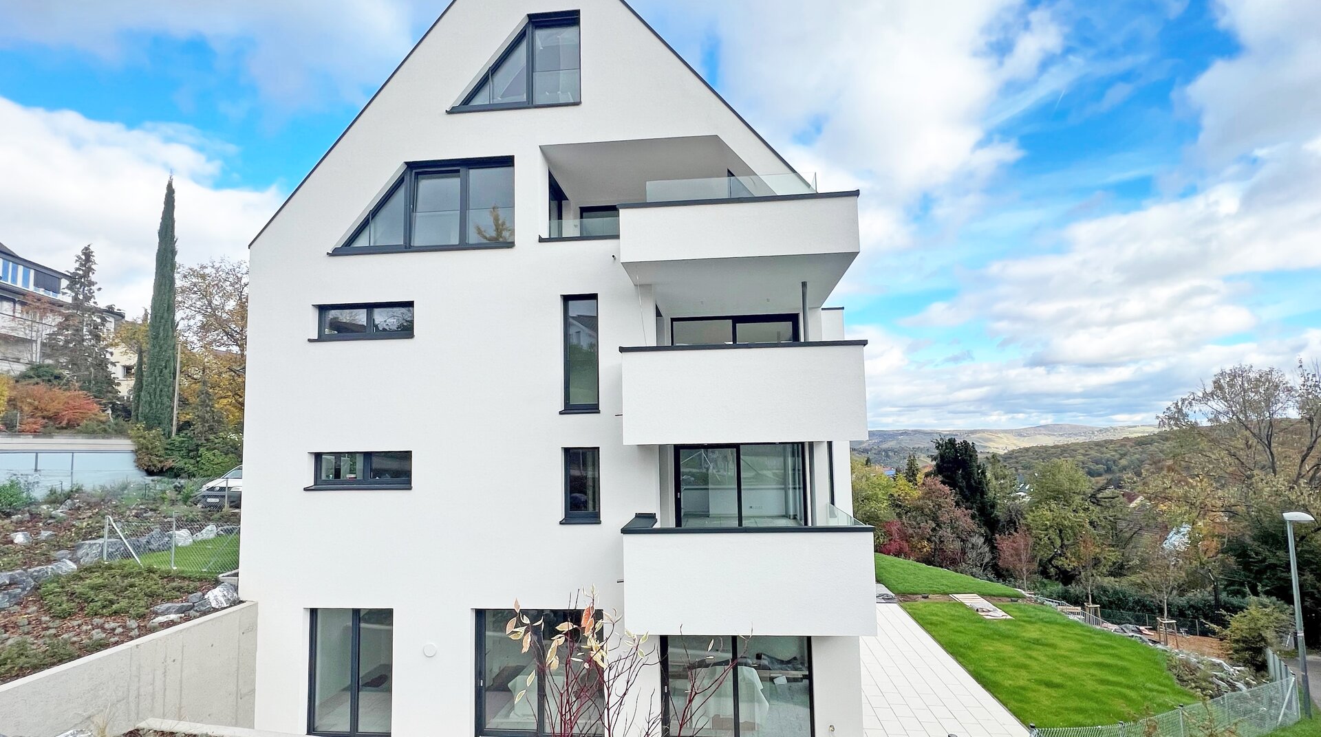 Modernes Mehrfamilienhaus mit mehreren Stockwerken und Ausblick ins Neckartal