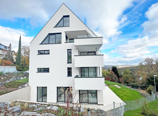 Modernes Mehrfamilienhaus mit mehreren Stockwerken und Ausblick ins Neckartal