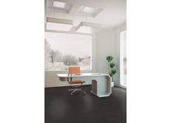 b!design Vinylboden Isocore Inside, Schreibtisch und Stuhl im Büroraum