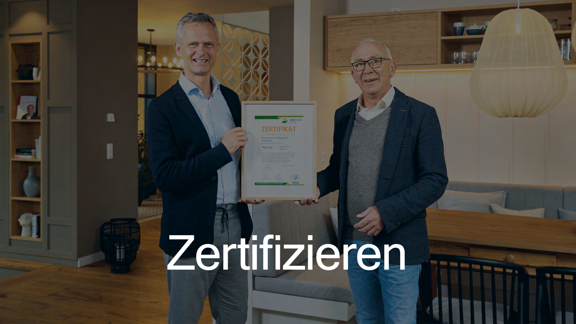 Unser Geschäftsführer Peter Bachmann gratuliert Andreas Bayer, Geschäftsführer von WeberHaus, bei der Zertifikatsübergabe zur gesundheitlichen Qualität des  Musterhauses in der Fertighauswelt in Kappel-Grafenhausen.