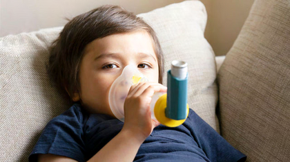 Junge mit Asthmagerät