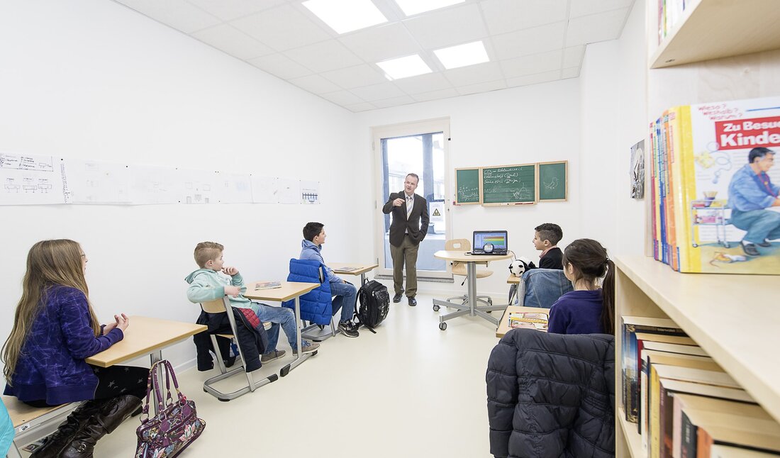 Gesündere Klassenzimmer, Klassenzimmer mit Schülern und einem Lehrer