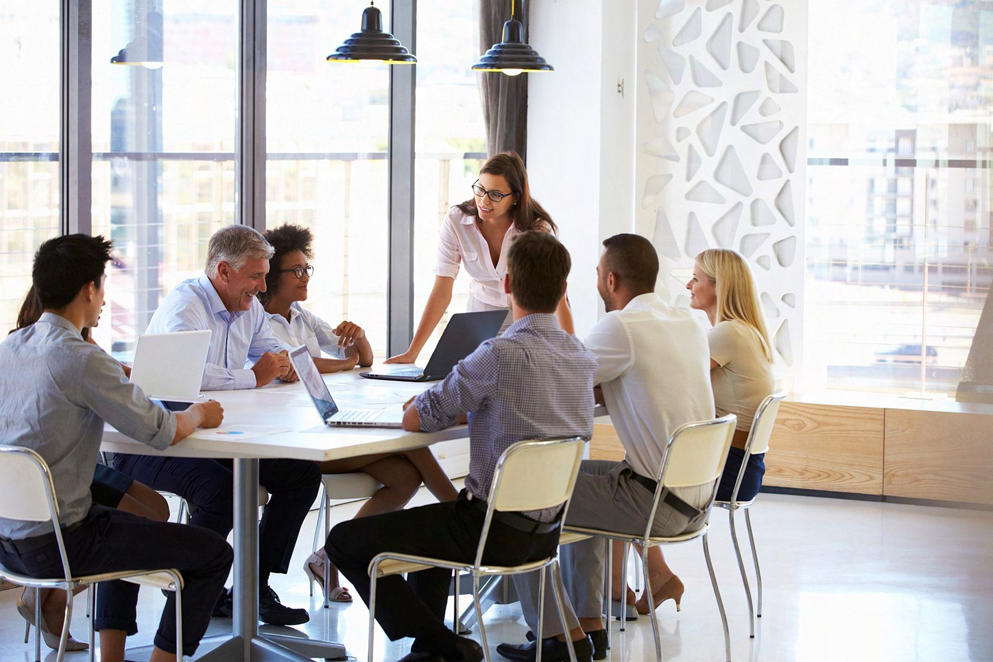Arbeitgeber können mit einer guten Raumluft dafür sorgen, dass ihre Mitarbeitenden fitter und leistungsfähiger sind. Foto: SHI/Shutterstock  