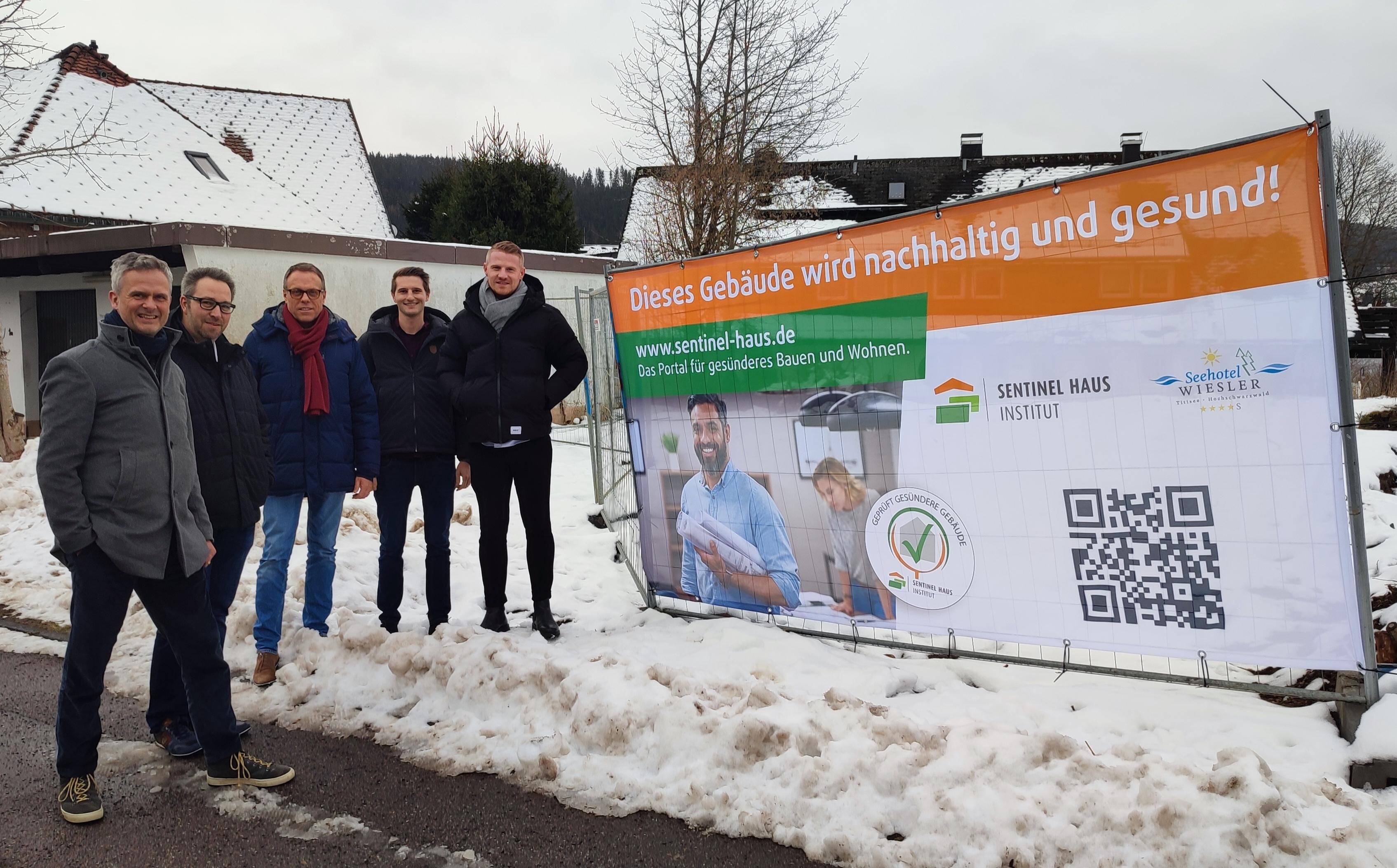 Das Team vorort bei der Baustelle in Titisee-Neustadt. Rechts davon der neue Banner.